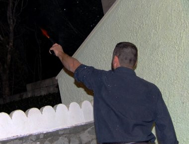 Κρήτη: Αμάξι εν κινήσει τρώει «αδέσποτη» μπαλωθιά (φωτό)